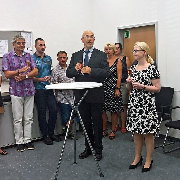 Teilnehmerinnen und Teilnehmer der Eröffnung des Standortes Bautzen, darunter die Standortleiterin Bianca Sindzinski sowie der Geschäftsführer des MDK Sachsen, Dr. Ulf Sengebusch