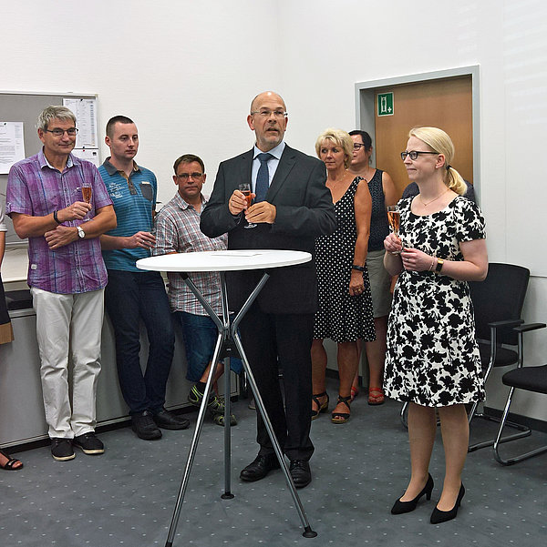 Teilnehmerinnen und Teilnehmer der Eröffnung des Standortes Bautzen, darunter die Standortleiterin Bianca Sindzinski sowie der Geschäftsführer des MDK Sachsen, Dr. Ulf Sengebusch