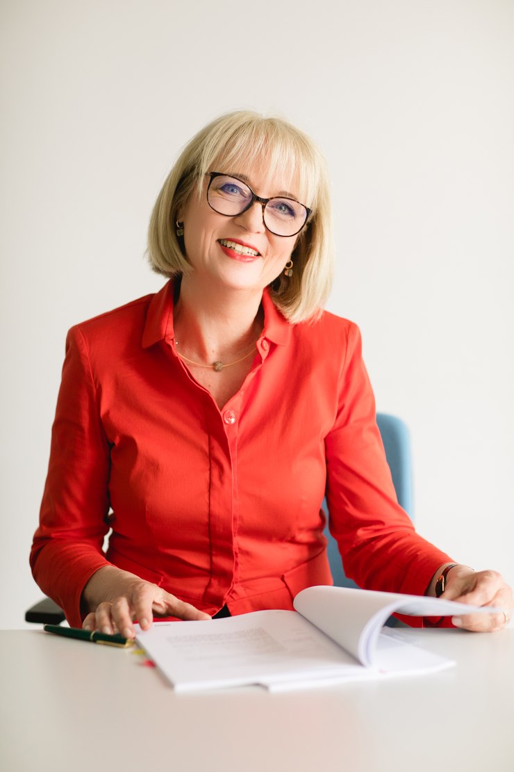 Dr. Sylvia Fritsch Frau Dr. Sylvia Fritsch, stellvertretende Vorstandsvorsitzende und Leiterin Bereich Verwaltung